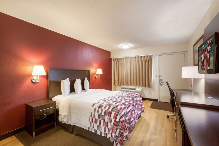 Standard Double Bed Accessible (7 of 9)
