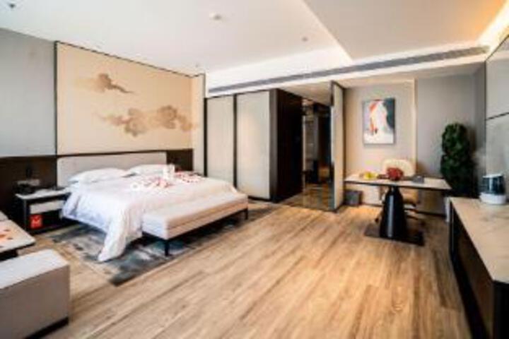 Room 8 of 10