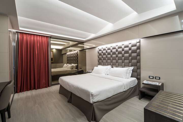 Room 4 of 68