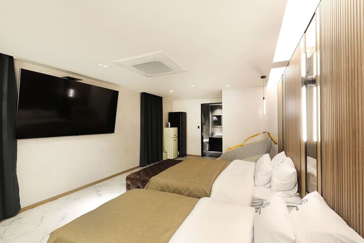 Room 32 of 74