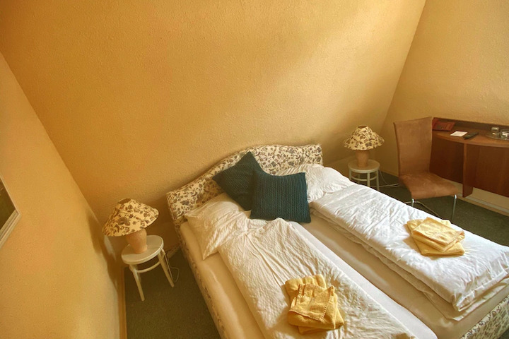 Room 2 of 10
