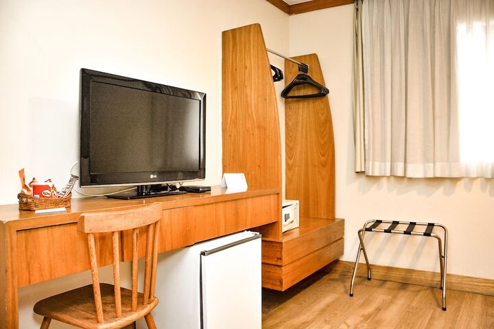 Room 10 of 32
