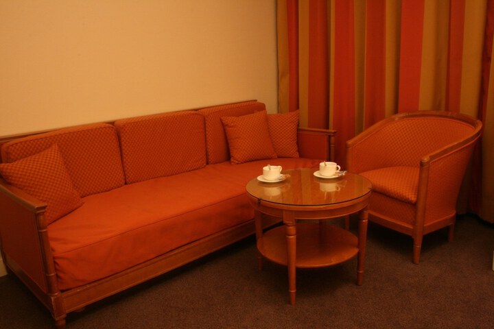 Room 10 of 38