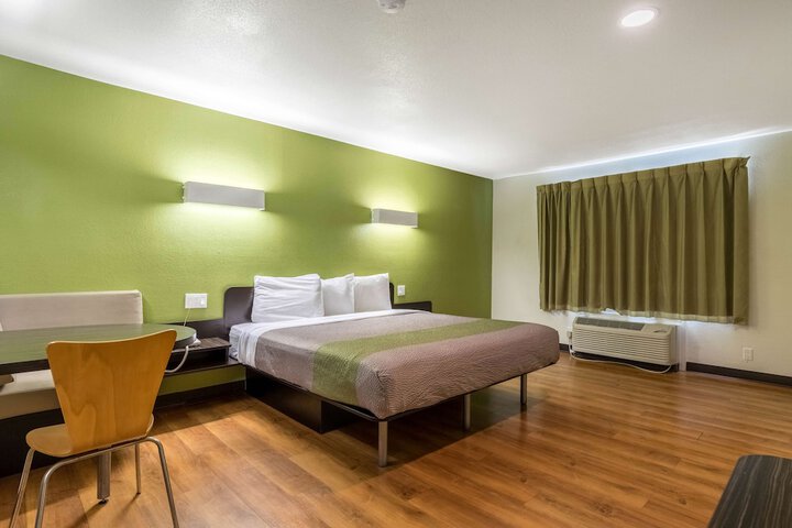 1 Queen Bed (4 of 7)