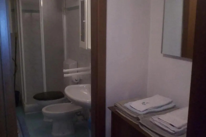 Room 7 of 9
