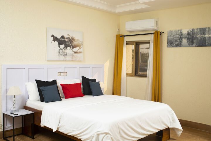 Room 11 of 32