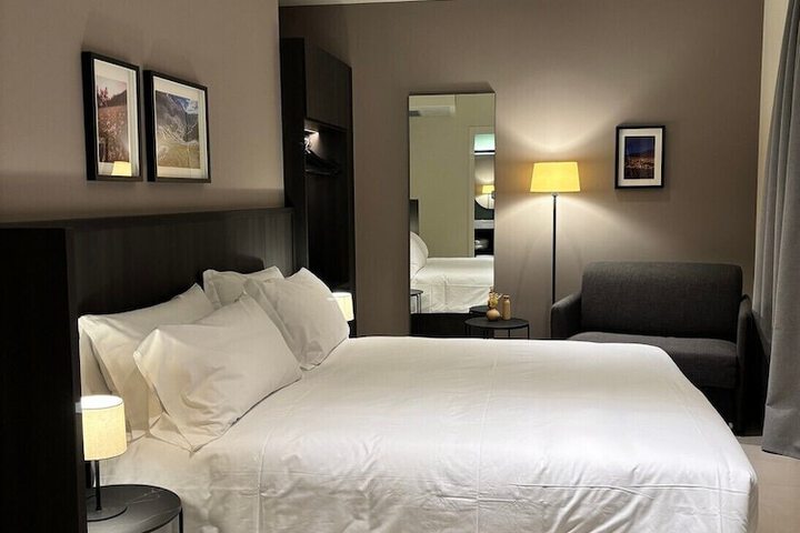 Room 25 of 106