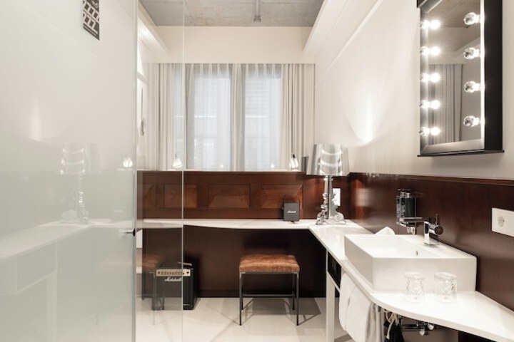 Room 27 of 42