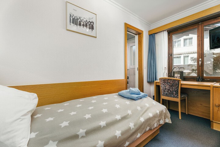 Room 2 of 77