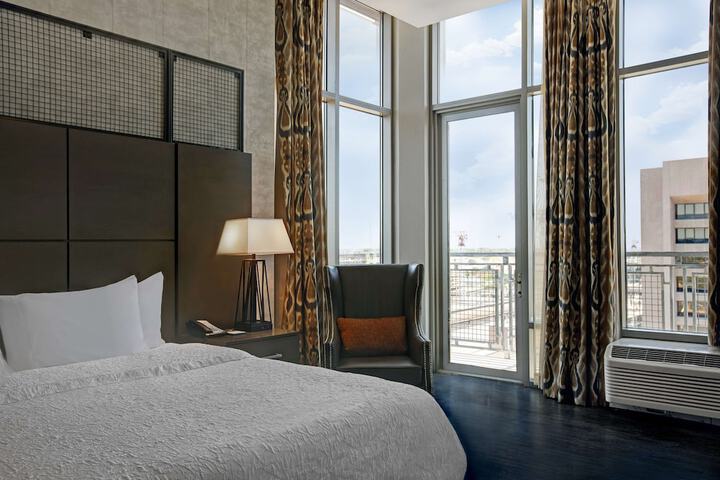Room 8 of 60