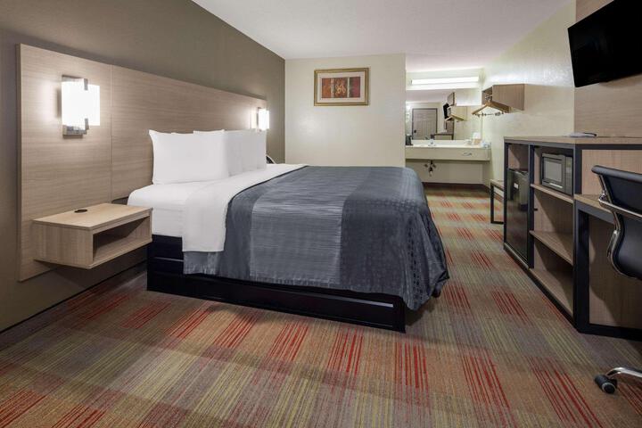 1 King Bed (2 of 14)