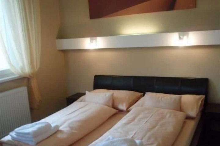Room 9 of 33