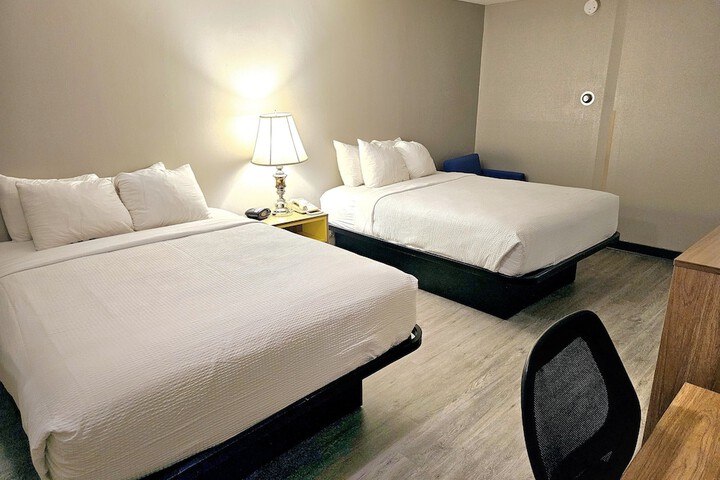 2 Queen Beds (6 of 9)