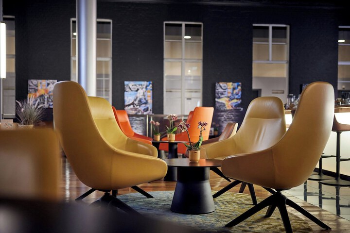 Lounge 109 of 145