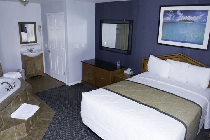 1 Queen Bed (3 of 15)