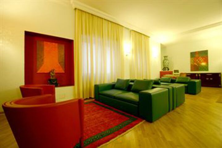 Lounge 9 of 12