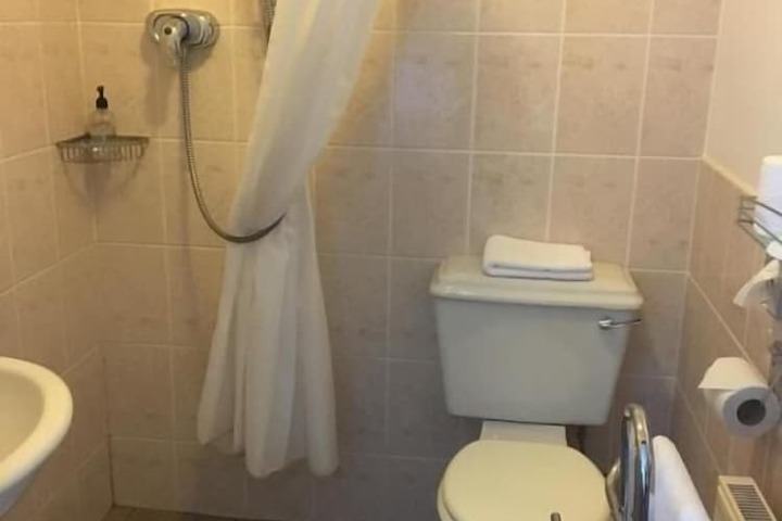 Room 18 of 28