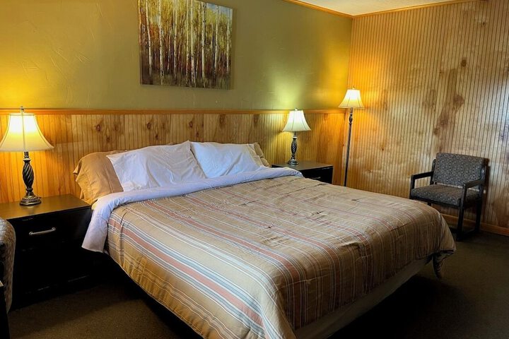 Comfort Room 1 Queen Bed (1 of 3)