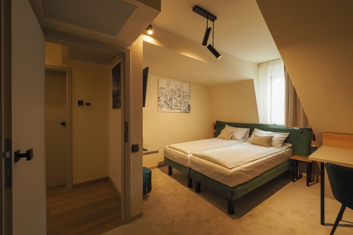Room 8 of 74