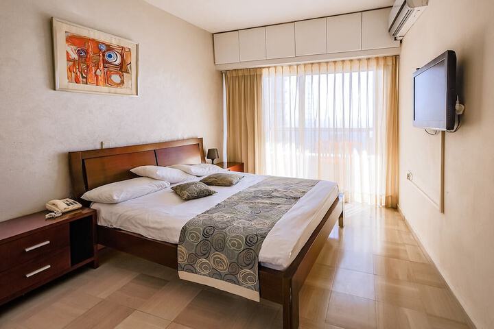 Room 18 of 104