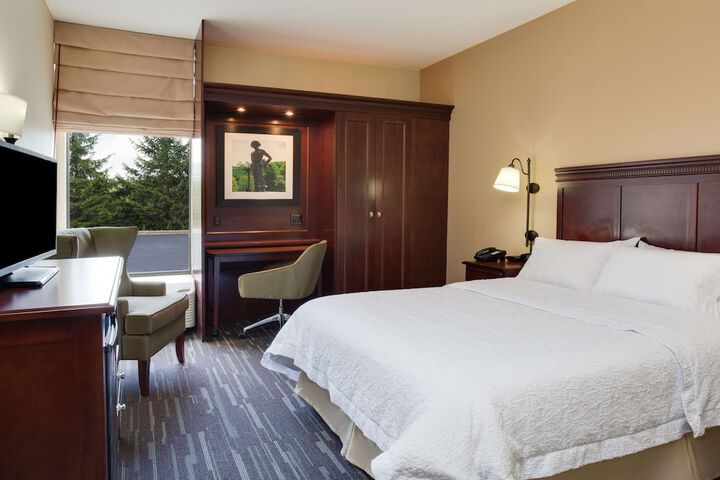 2 Queen Beds with Refrigerator (4 of 9)