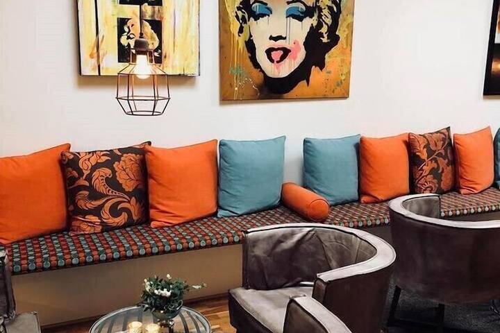 Lounge 26 of 51