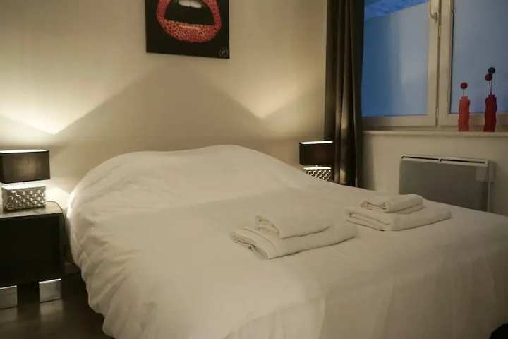 Room 5 of 9