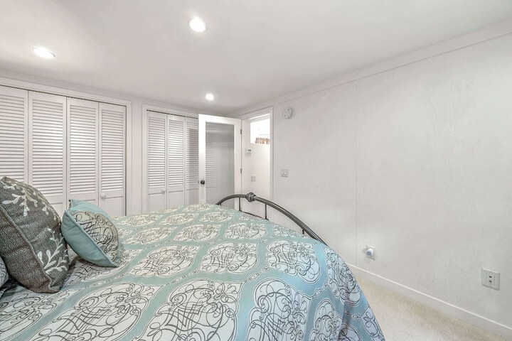 Room 2 of 28