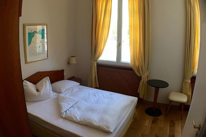 Room 5 of 32