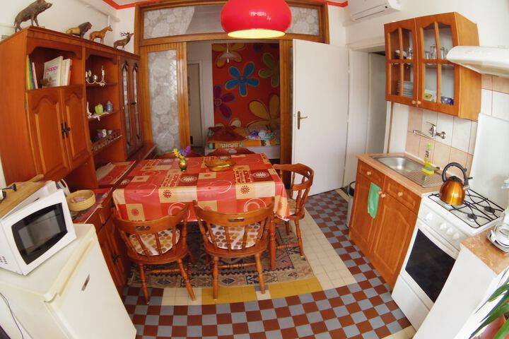 Room 4 of 33