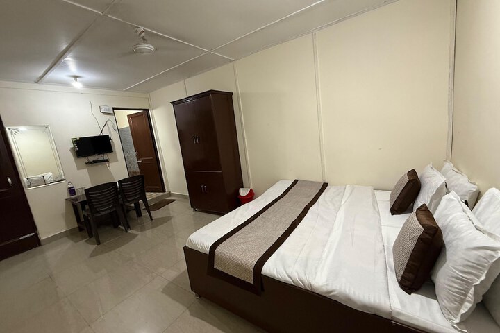 Room 17 of 33
