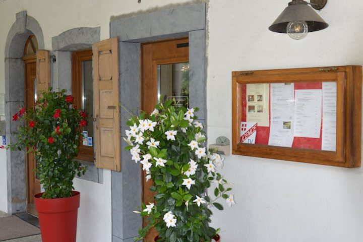 Check-in/check-out kiosk