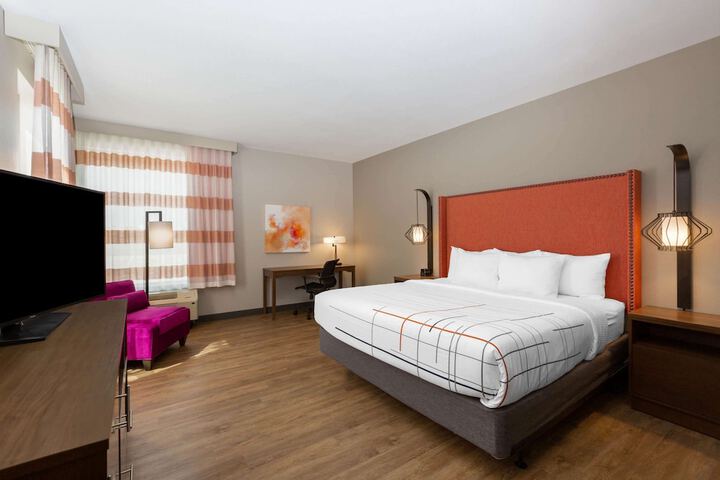 1 King Bed (3 of 13)
