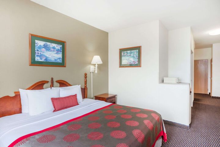 1 King Bed (3 of 20)