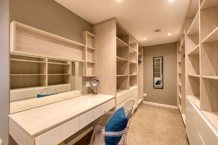 Room 4 of 62