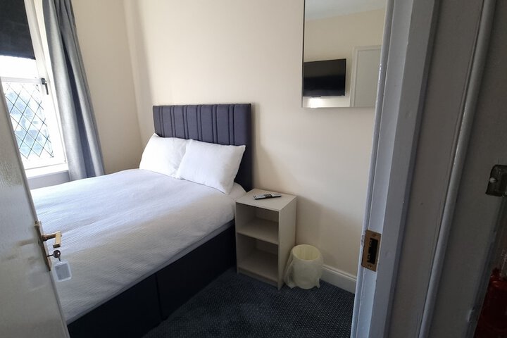 Room 4 of 32