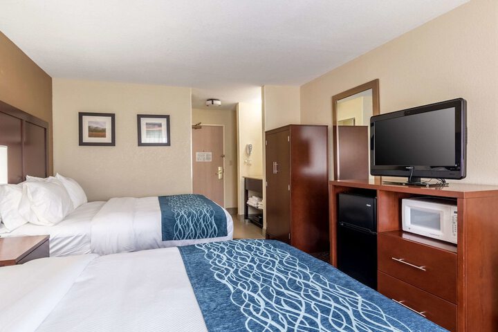 1 Queen Bed (5 of 13)