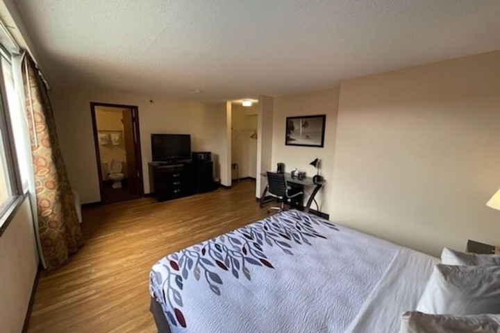 1 King Bed (9 of 10)