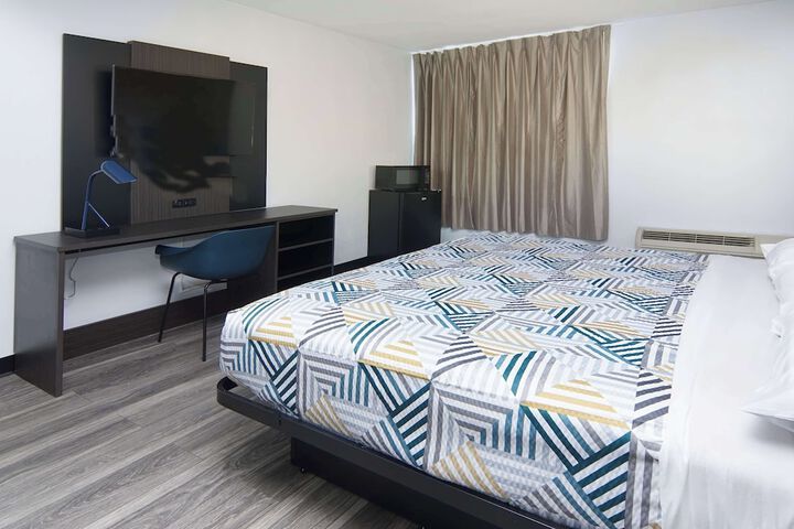 1 King Bed (6 of 8)