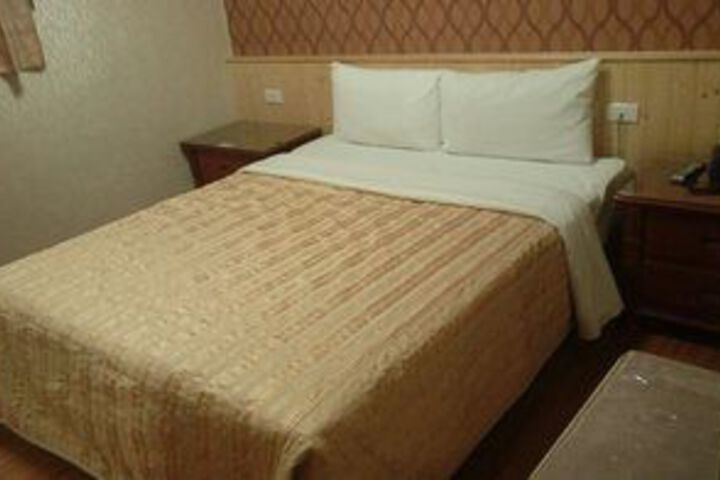 Room 4 of 7