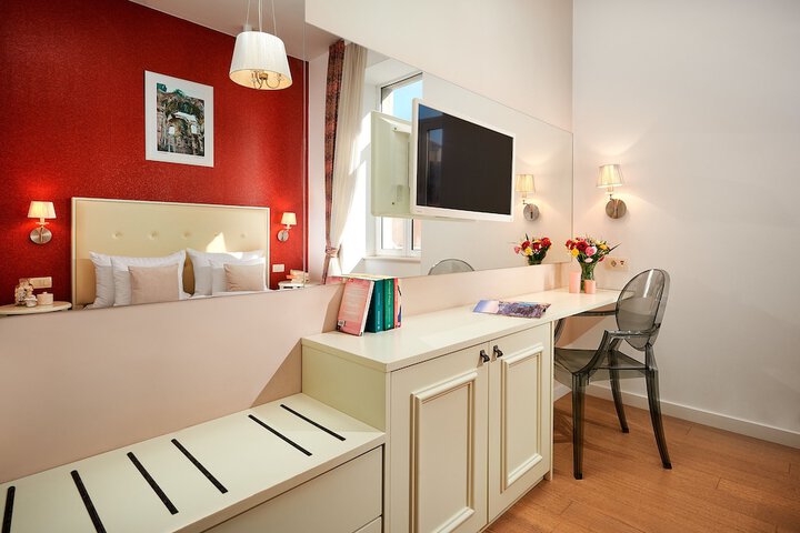 Room 5 of 11