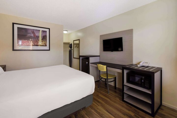 1 Queen Bed (8 of 17)