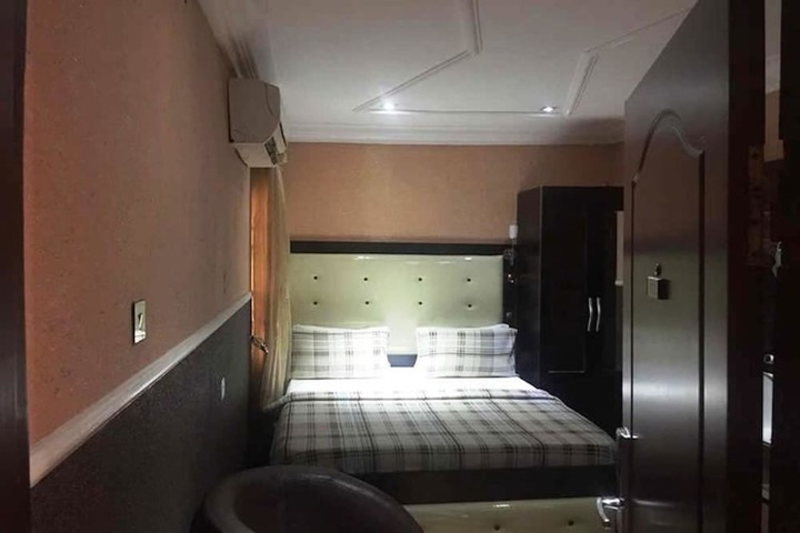 Room 7 of 25