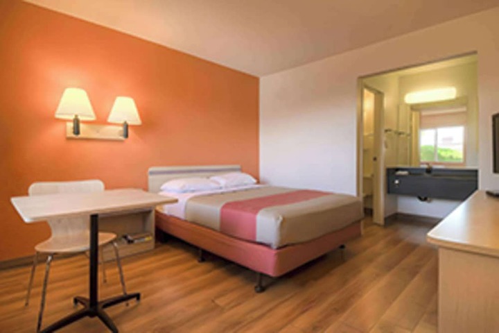 1 Queen Bed Modern (6 of 8)