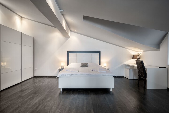 Room 5 of 16