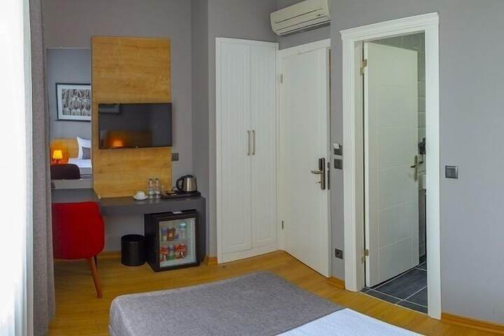 Room 9 of 28