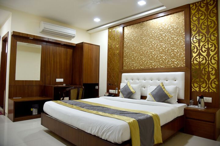 Room 5 of 12