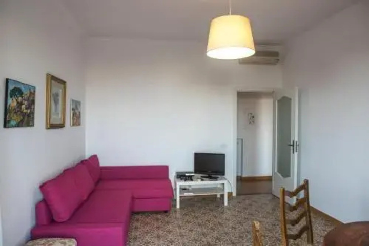 Room 4 of 9