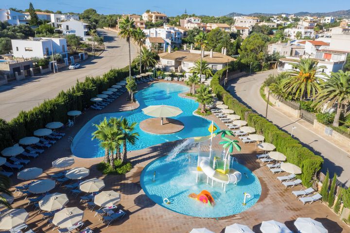 Hotel with Pool