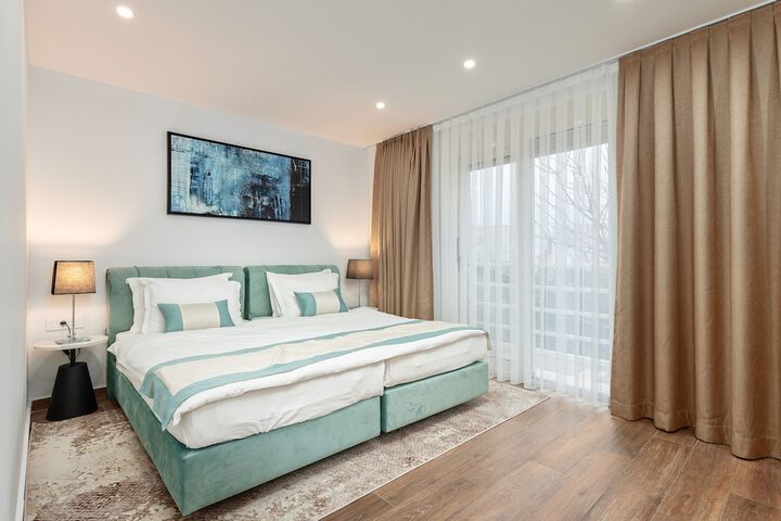 Room 15 of 48